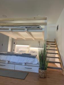 クラピナにあるApartman Mr Guest Krapinaの鉢植えのロフトベッド1台