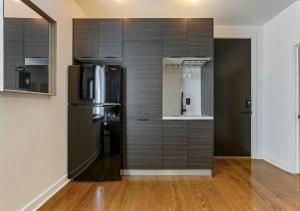 紐奧良的住宿－Ivory 2 Bedroom Villa，一间厨房,里面配有黑色冰箱