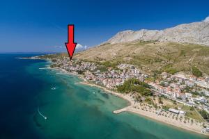 a red arrow pointing to a small island in the water at Azra Apartments in Duće
