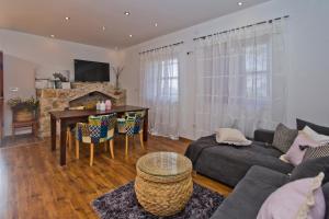 un soggiorno con un divano e un tavolo di Villa Kate -with private pool and BBQ a Brusje