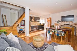 un soggiorno con un divano e un tavolo di Villa Kate -with private pool and BBQ a Brusje