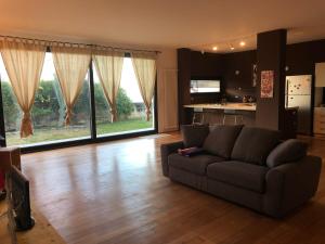 sala de estar con sofá y cocina en oPENhouse - loft - casa al mare en Pizzo
