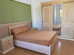 Un pat sau paturi într-o cameră la Elegant Villa with Private Pool