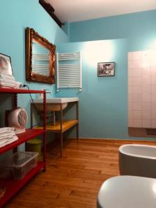 baño con paredes azules, lavabo y espejo en oPENhouse - loft - casa al mare en Pizzo