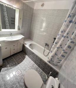 La salle de bains est pourvue de toilettes, d'un lavabo et d'une baignoire. dans l'établissement Villa Ilias, à Flogita