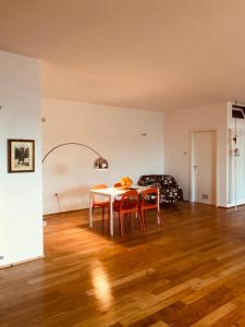 - une salle à manger avec une table et quatre chaises dans l'établissement oPENhouse - loft - casa al mare, à Pizzo