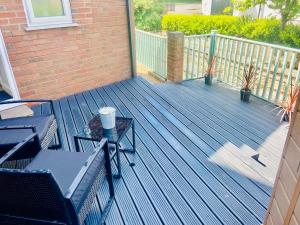 een terras met een tafel en stoelen op een huis bij Stratford Upon Avon Pearl in Stratford-upon-Avon