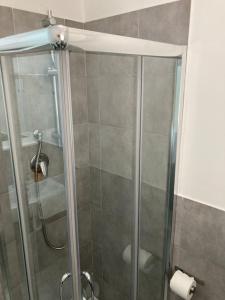 eine Dusche mit Glastür im Badezimmer in der Unterkunft center Mestre 15 minutes from Venice, parking Bellini in Mestre