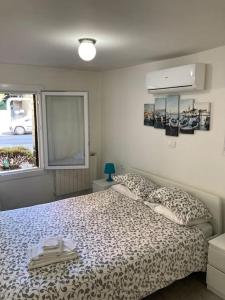ein Schlafzimmer mit einem Bett mit einer Decke mit Leopardenmuster in der Unterkunft center Mestre 15 minutes from Venice, parking Bellini in Mestre