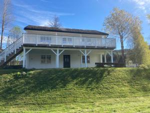 a house with a deck on top of a hill at Voss Interlake - Villa in Skulestadmo
