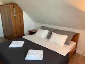 Postel nebo postele na pokoji v ubytování Apartmán U Březinů