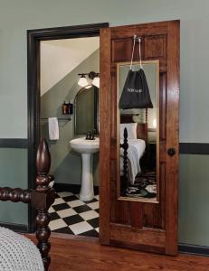 Ванна кімната в The Lenox Collection
