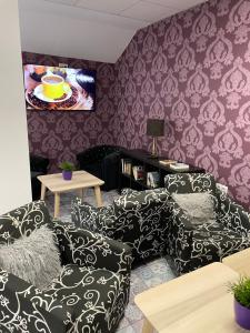 a living room with a couch and a tv at Hotel Boutique Centro BBB Auto check in in Benidorm