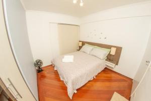 聖保羅的住宿－Apartamento Santana by OBA，一间铺有木地板的小卧室,配有一张床