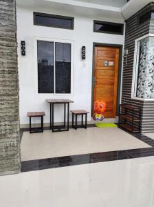 een Halloween pompoen zittend op de veranda van een huis bij Cahaya kos putri in Banda Aceh