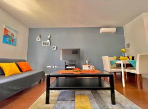 uma sala de estar com um sofá e uma mesa em Bonki apartment private free parking em Mokosica