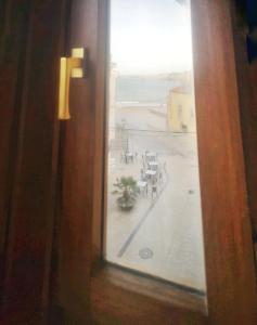 ルアンコにあるRIBERA BEACH, centrico, familiar, eleganteの窓からパティオ(テーブル、椅子付)を望めます。