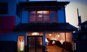 - un bâtiment bleu avec une porte et un balcon dans l'établissement Minpaku Yorozuya - Vacation STAY 12905, à Kurayoshi