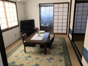 熊本市にあるFamily House - Vacation STAY 53010vのリビングルーム(木製テーブル、ラグ付)