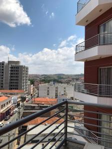 uma vista para a cidade a partir de uma varanda de um edifício em Tropical Palace Hotel em Lavras