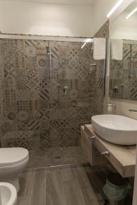 ein Bad mit einem WC, einem Waschbecken und einer Dusche in der Unterkunft B&B Maremy... I 4 Elementi in Neapel