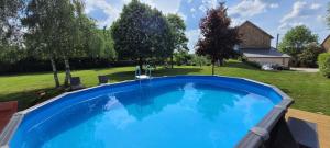uma grande piscina azul num quintal em Bienchezmoi12 em Sauveterre-de-Rouergue