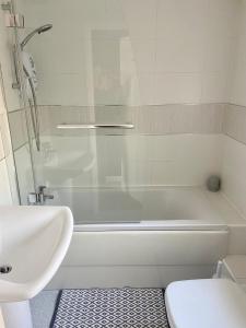 a bathroom with a tub and a sink and a toilet at Stratford Upon Avon Pearl in Stratford-upon-Avon