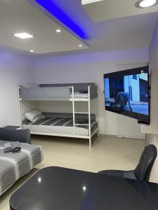 um quarto com 2 camas e uma televisão de ecrã plano em Perfect House em Eilat