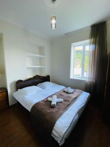 Postel nebo postele na pokoji v ubytování IURI udesiani's GUESTHOUSE