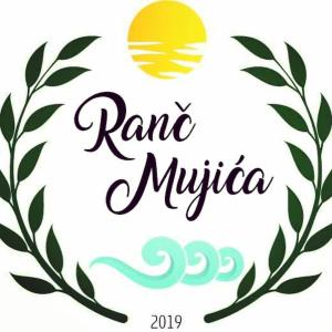 a sign for a mosque with a sun and leaves at Ranc Mujica in Bar