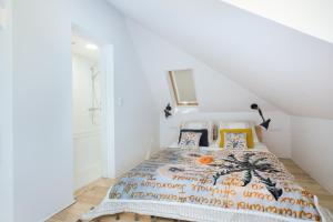 a bedroom with a bed in a white room at Studio Vintage na Kamiennej Górze in Gdynia