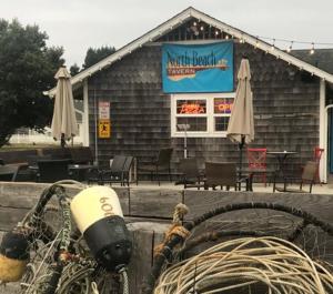 une maison avec un bâtiment dans l'établissement Mermaid Inn, à Long Beach