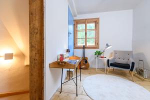 Habitación con escritorio, silla y guitarra. en Seehaus Walster10 en Mariazell