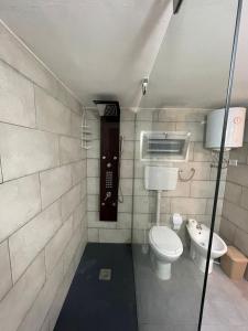 een kleine badkamer met een toilet en een wastafel bij Casa Vacanze Linuccio in Casalabate