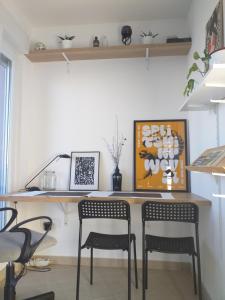 斯普利特的住宿－Apartman Elena - Visoka,Split，一张桌子和两张椅子