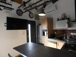 Una cocina con encimera negra en una habitación. en L'Escale d'Aubagne, en Aubagne
