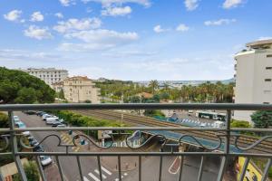 widok miasta z balkonu w obiekcie Appartement de Madrid - Welkeys w Cannes
