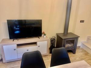 sala de estar con TV y fogones en Rincon de los artesanos, en Bedmar