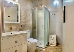 ein Bad mit einer Dusche, einem WC und einem Waschbecken in der Unterkunft Rincon de los artesanos in Bedmar