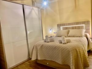 1 dormitorio con 1 cama con 2 almohadas en Rincon de los artesanos, en Bedmar