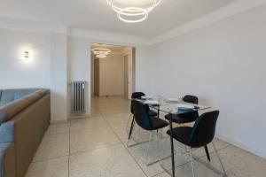jadalnia ze stołem, krzesłami i kanapą w obiekcie Appartement de Madrid - Welkeys w Cannes