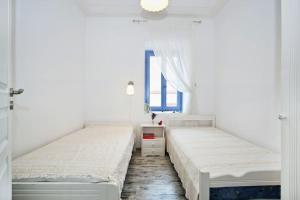 Ένα ή περισσότερα κρεβάτια σε δωμάτιο στο LocriHOUSE-Stylish comfortable home in Galaxidi
