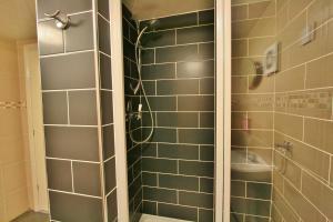 Koupelna v ubytování Central Hotel Cheltenham by Roomsbooked + 28 fotografií