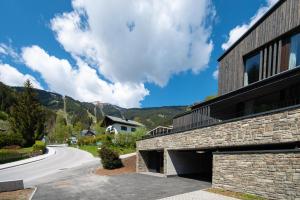 una casa en las montañas con una fachada de piedra en Max Relax, Ski in - ski out, en Zell am See