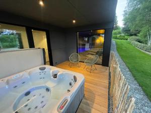 ein Whirlpool auf der Terrasse eines Hauses in der Unterkunft Côté Malmedy in Malmedy