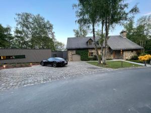 ein schwarzes Auto, das vor einem Haus geparkt ist in der Unterkunft Côté Malmedy in Malmedy