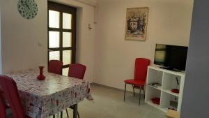 TV a/nebo společenská místnost v ubytování Apartmani MW, Crveni apartman