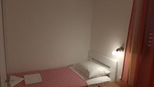 Postel nebo postele na pokoji v ubytování Apartmani MW, Crveni apartman