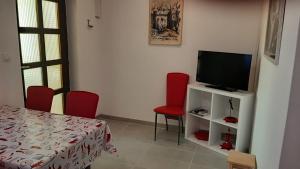 TV a/nebo společenská místnost v ubytování Apartmani MW, Crveni apartman