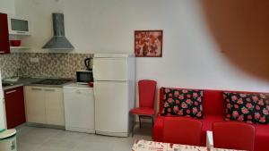Kuchyň nebo kuchyňský kout v ubytování Apartmani MW, Crveni apartman